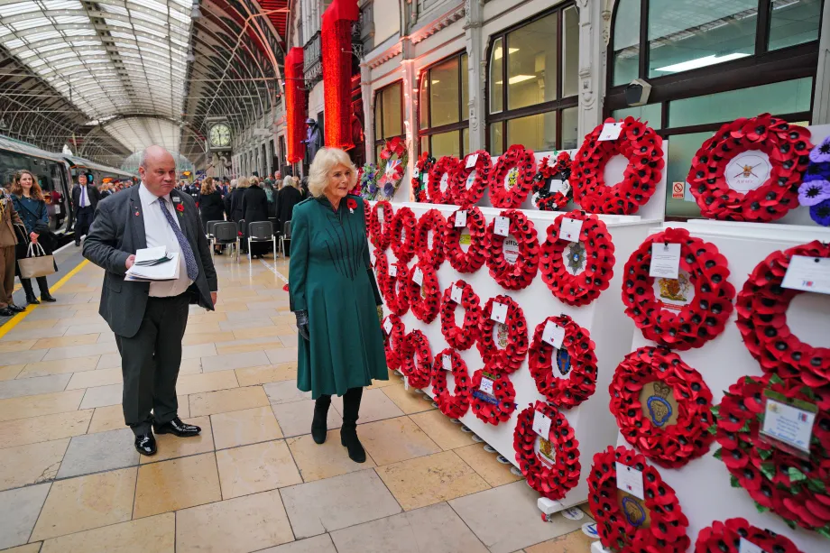 The Queen views wreaths at London Paddington train station