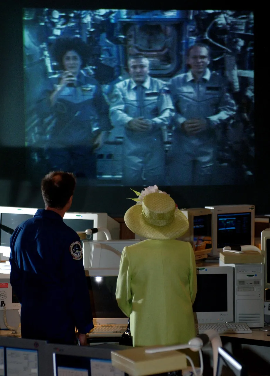 QE2 and DE at Mission Control at NASA in Greenbelt, Maryland, 2007.jpg