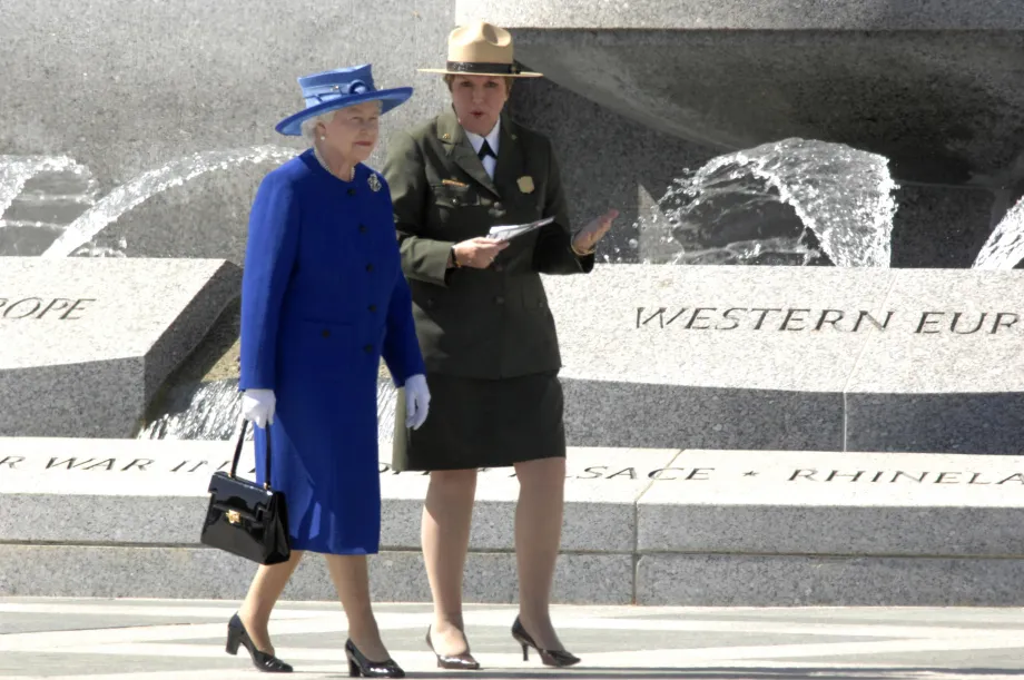 QE2 at the World War II Memorial in Washington DC, 2007.jpg