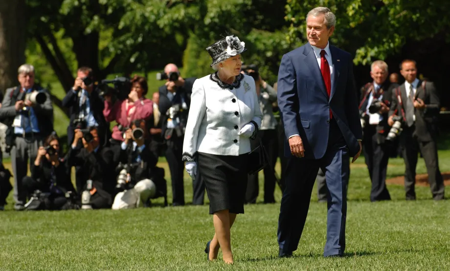 Queen Elizabeth II and President George Bush, 2007 e.jpg