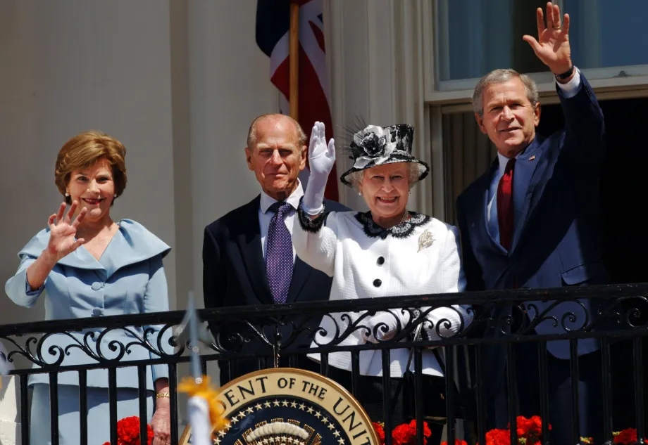 Queen Elizabeth II and President George Bush, 2007.jpg