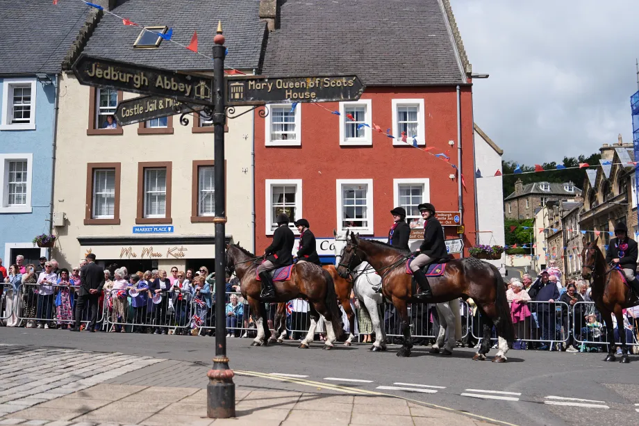 The King visits Jedburgh