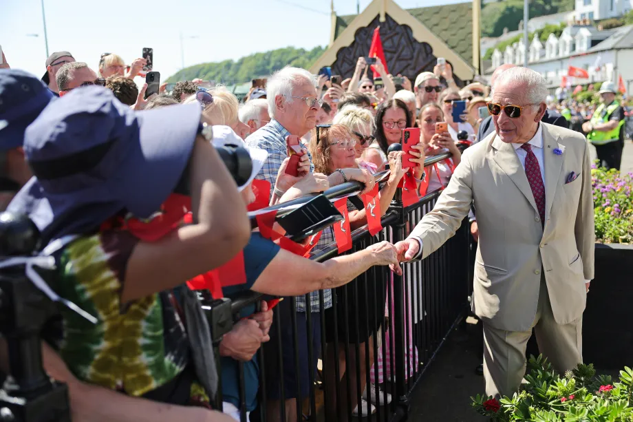 The King meets members of the public on Douglas Promenade