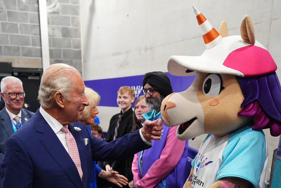 The King meets the mascot for the Games, Finnie