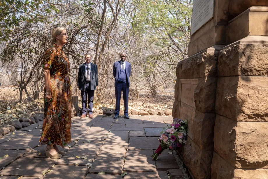 The Duchess of Edinburgh lays flowers at the Victoria Falls Cenotaph