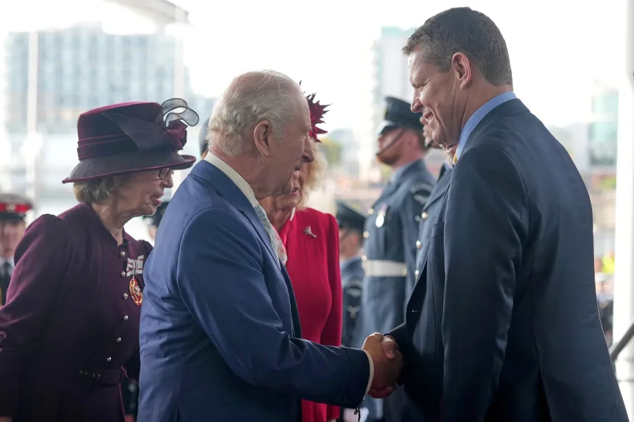 The King shakes hands with the First Minister of Wales Rhun ap Iorwerth