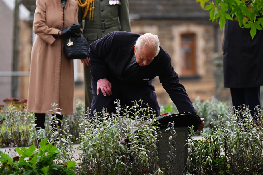The King lays a wreath