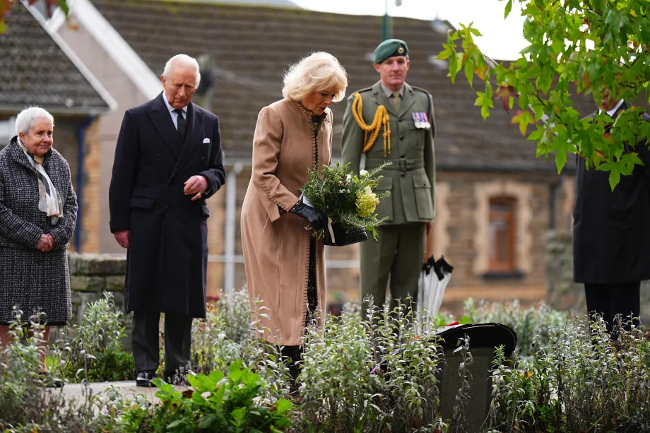 The Queen lays a posy