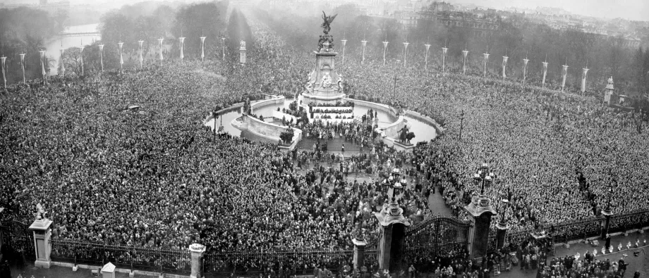 Crowds come to see the Royal couple
