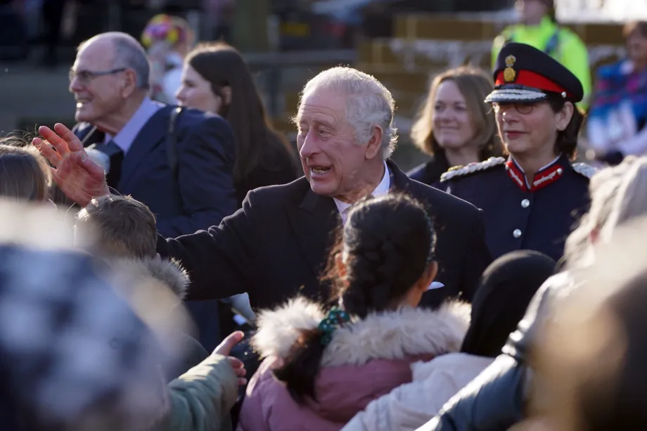 The King arrives at Bolton Town Hall