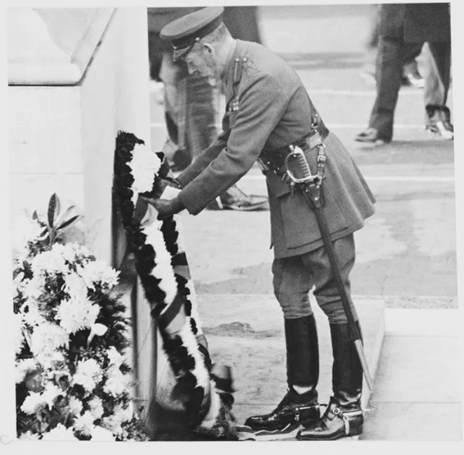 George V unveils the cenotaph