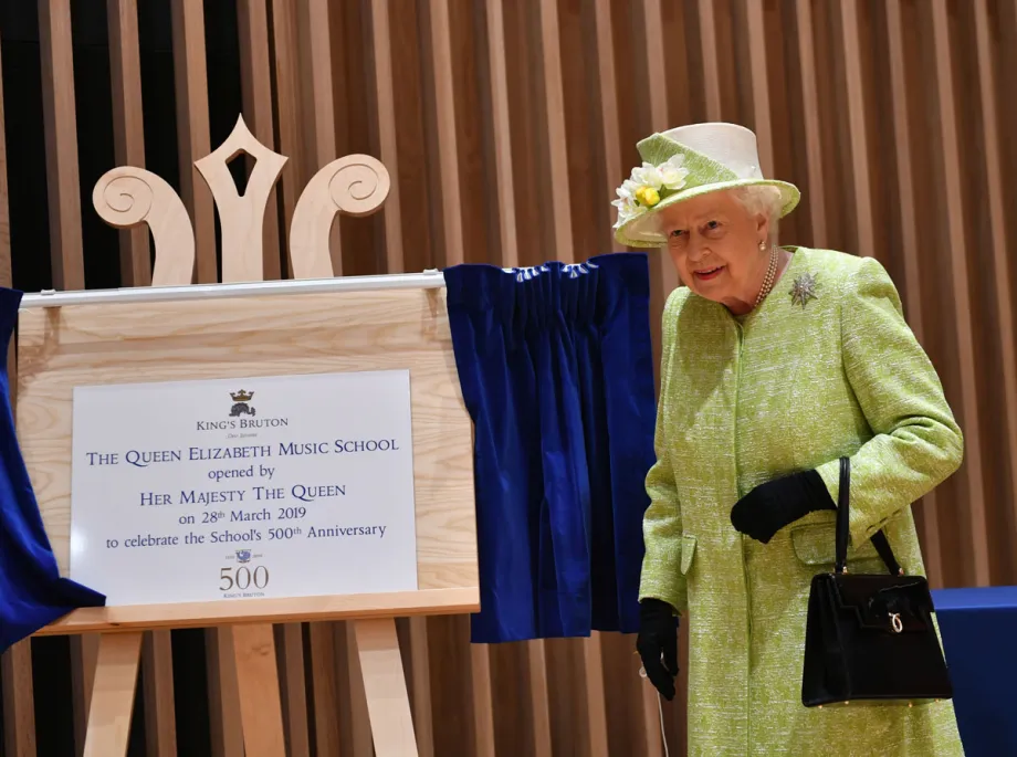 the-queen-opens-school-in-somerset