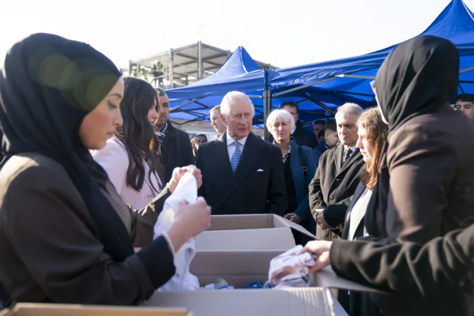 The King speaks to members of the Uk Syrian and Turkish communities