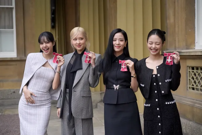 BLACKPINK with their MBEs