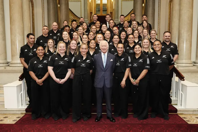 The King has a photo with the Black Ferns