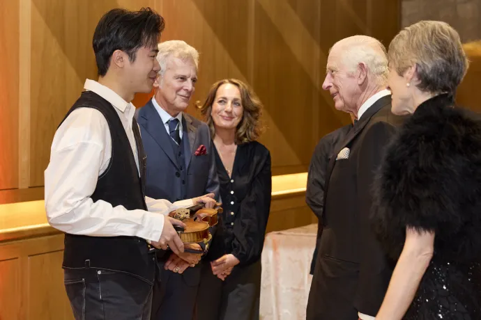 violinist Simon Zhu holding 'Il Cannone' speaking to His Majesty