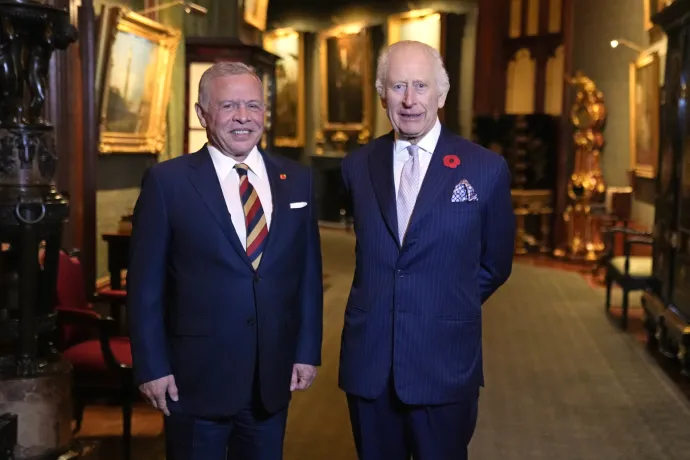 L-R: King Abdullah II and King Charles at Windsor Castle