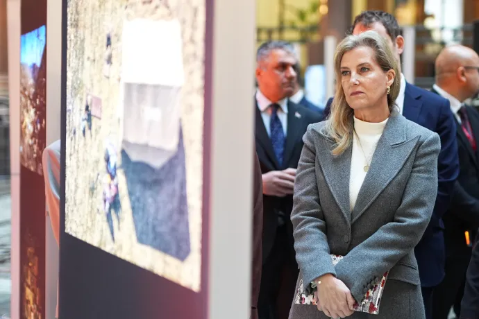 The Duchess of Edinburgh looks at the exhibition