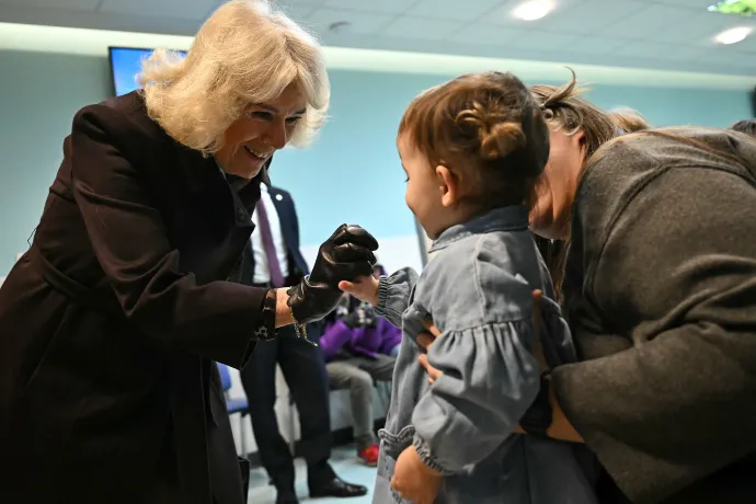 The Queen holding the hand of a young child at Great Western Hospital