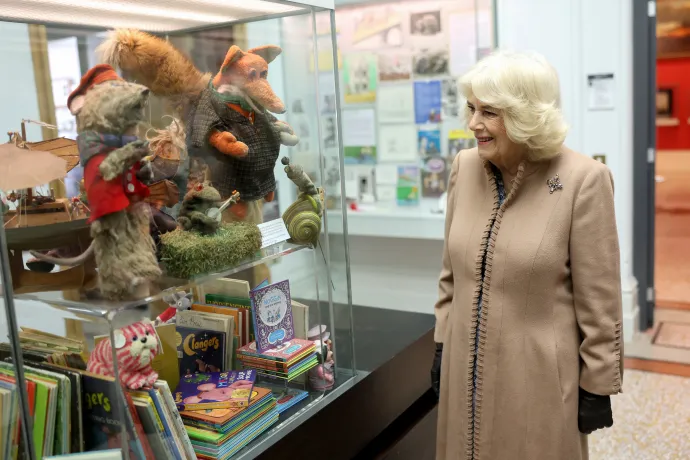 The Queen views a display on a visit to Canterbury