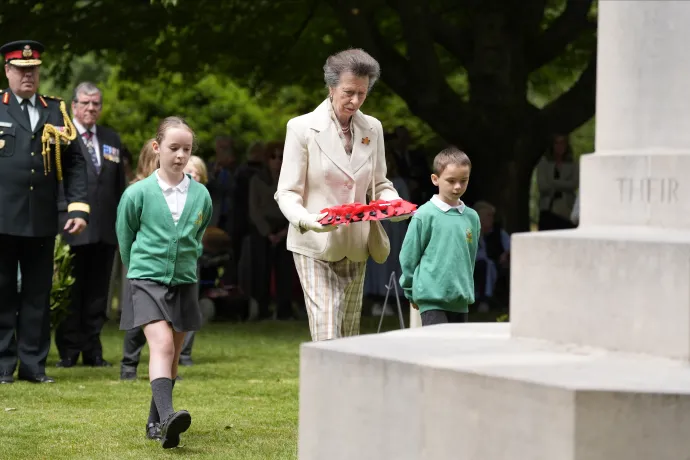The Princess Royal laying wreath
