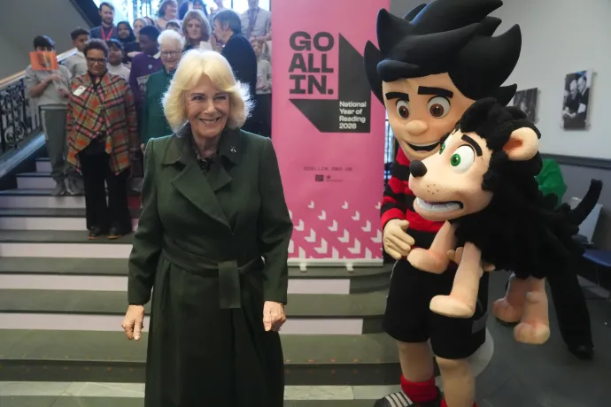 The Queen smiles alongside Beano's Dennis and Gnasher