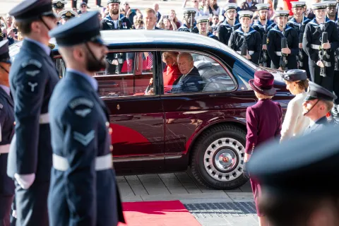 The King and Queen arrive at the Senedd